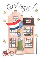 Rugzak met boeken hangt aan gevel met een nederlandse vlag